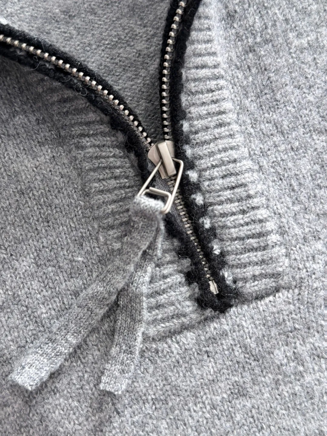 Next day shipping P195 Balenciaga high quality 2026 autumn and winter official website latest sweater, on sale at the same time at the counter Hot Sale! Specially made of wool blended fabric. It feels comfortable and can be directly in contact with the skin. The logo badge is exquisitely embroidered, which is extremely eye-catching! The details highlight the fashionable charm of big brands. Exquisite workmanship. Three-dimensional cutting style. The wearing effect is invincible and handsome! All three standards are complete! Sizes:M-3XL